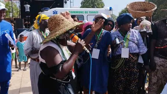 Tanaff Le Maire L once Nzally Offre Une Ambulance Au Poste De Sant Tanaff Le Maire L once Nzally Offre Une Ambulance Au Poste De Sant
